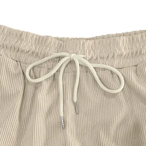 Dettaglio di pantaloncini in velluto a coste beige con vita elastica e coulisse