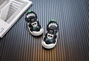 Detailansicht von Kleinkindersandalen mit süßem Bären-Design und weicher Sohle