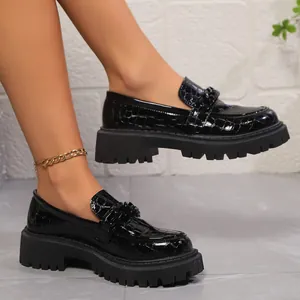 Mocassins à plateforme en cuir verni noir à motif crocodile pour femmes style vintage
