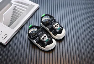 Detailansicht von Kleinkindsandalen mit süßem Bär und sicherem, geschlossenem Design