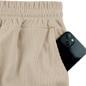 Dettaglio tasca di pantaloncini in velluto a coste beige con elastico in vita