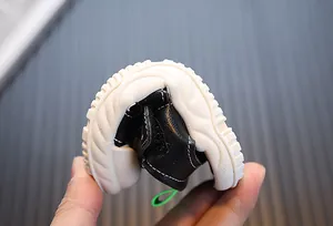 Nahaufnahme der flexiblen und weichen Sohle dieser bequemen Kleinkindsandalen.