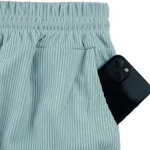 Dettaglio dei pantaloncini in velluto a coste azzurro con tasca laterale funzionale