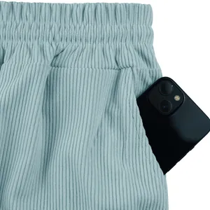 Dettaglio della grande tasca sui pantaloncini di velluto a coste azzurri
