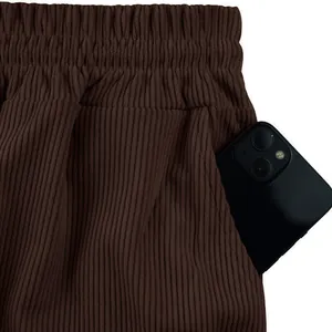 Dettaglio della tasca laterale dei pantaloncini in velluto con spazio per smartphone.