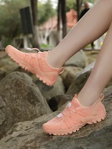 Oranje sneldrogende waterschoenen met ademend mesh voor strand en outdoor sport