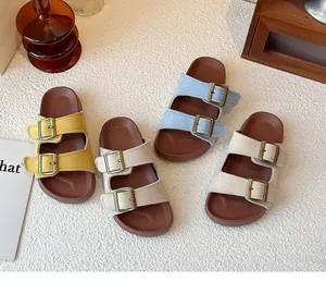 Vue détaillée des mules en daim pour femmes avec double boucle en plusieurs coloris