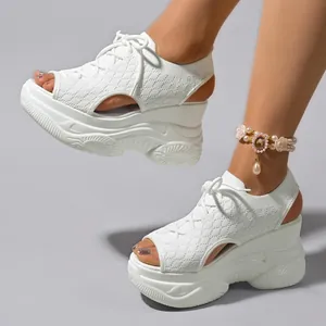 Détail de sandales compensées en tricot blanc à plateforme avec bout ouvert élégant
