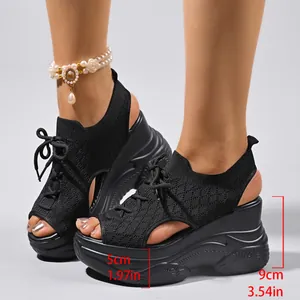 Gros plan de sandales à plateforme en tricot noir avec mesures de hauteur de talon