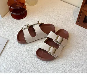 Vue détaillée de sandales à la mode en daim beige avec deux boucles et semelle brune