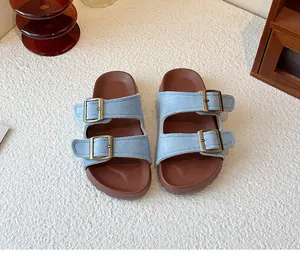 Vue de dessus de sandales en daim bleu clair à double boucle avec semelle ergonomique.