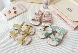 Lindas sandalias planas de flores para niñas con lazos en rosa, amarillo y verde.