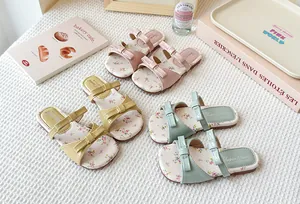 Sandalias planas con flores para niñas con lazos en rosa, amarillo y verde.