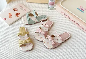 Zapatillas planas florales para niños con elegantes correas de doble lazo pastel