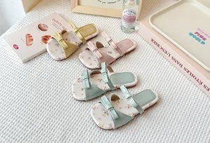 Vista detallada de las sandalias planas florales para niños con lazos pastel