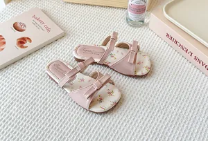 Sandalias rosas para niña con estampado floral y lazos, estilo princesa elegante para verano.
