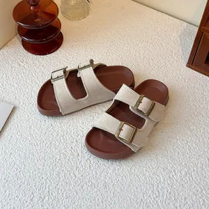 Sandales claquettes beiges à boucles pour femmes avec semelle souple marron été