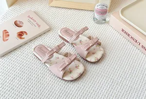 Sandalias rosas para niña con estampado floral, lazo y correa ajustable para verano.