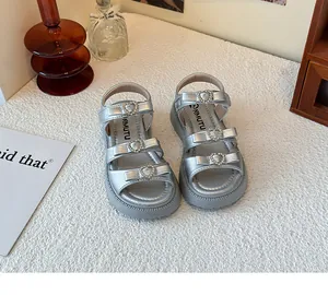 Sandalias plateadas de niña con hebillas de corazón brillantes y suelas blandas de verano.
