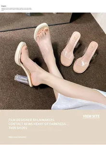 Dettaglio di sandali con cinturino in PVC trasparente da donna indossati e piatti