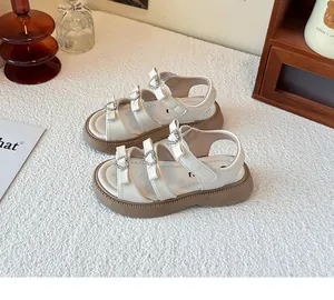 Elegantes sandalias blancas para niña con corazones de pedrería y detalles de lazos