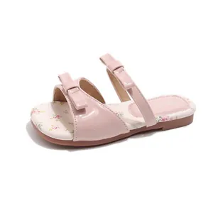 Sandalias elegantes de charol rosa para niña con bonito estampado floral y lazo