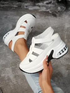 Vista detallada de las sandalias blancas con plataforma y cuña con cierre de velcro