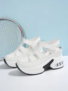 Sandalias deportivas blancas de plataforma para mujer con cierre de velcro y punta cerrada