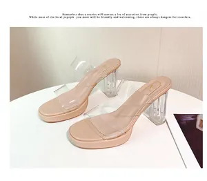 Dettaglio di sabot beige con zeppa, cinturini trasparenti e tacchi alti trasparenti grossi