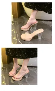 Eleganti sandali a punta quadrata con cinturini trasparenti e tacco largo chiaro.