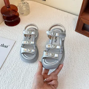 Elegantes sandalias plateadas para niña con hebillas de corazón y suela blanda muy cómoda