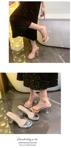Vista dettagliata di eleganti sandali da donna con cinturino trasparente e tacco largo