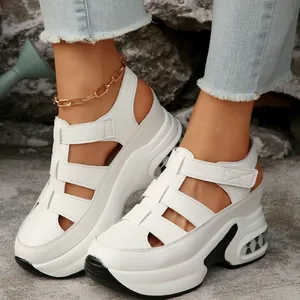 Sandalias blancas de cuña con plataforma, cierre de velcro y suela gruesa amortiguada.