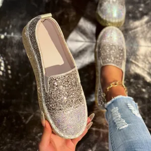 Gros plan détaillé sur les mocassins argentés à strass pour femmes à semelles épaisses.