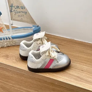 Detailansicht silberner, atmungsaktiver Baby-Lauflernschuhe aus Mesh mit weicher Gummisohle