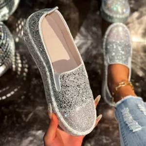 Gros plan sur des mocassins plateforme à paillettes argentées pour femmes.