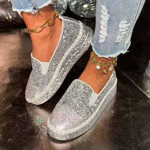 Vue détaillée des mocassins argentés scintillants à paillettes avec bout en strass