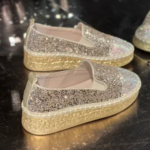 Vue détaillée des paillettes en strass étincelantes sur les mocassins à plateforme