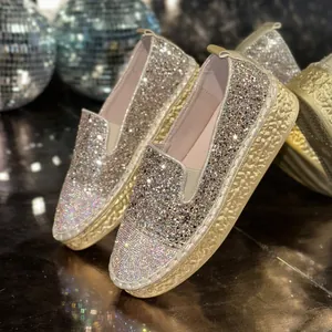 Détails de mocassins à plateforme en paillettes dorées avec strass et semelle épaisse