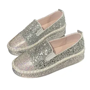 Mocassins à plateforme à paillettes argentées pour femmes avec détails en strass.