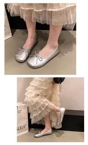 Dettaglio ballerine piatte argento con fiocco e punta cucita