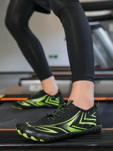 Rutschfeste Herren-Wasserschuhe mit grünen Akzenten für Fitnesstraining und Outdoor.