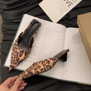 Damen Pantoletten mit spitzer Kappe und Blockabsatz Modisches Lackleder Leopardenmuster Slipper Sandalen Hoher Absatz