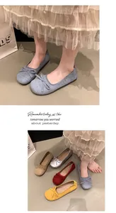 Dettaglio di vari colori di comode scarpe ballerine piatte da donna con fiocco