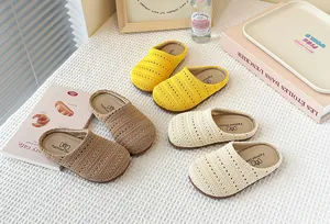 Zuecos de verano transpirables de tejido calado para niños en tonos naturales.
