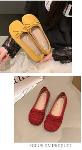 Primo piano di scarpe basse da donna comode con un grazioso design a fiocco elegante.