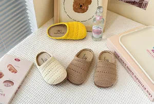 Detalle de zuecos de tejido calado transpirables para niños en varios colores.