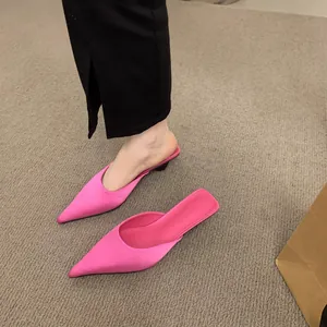 Schicke rosa Pantoletten mit spitzer Zehenpartie und elegantem Satin-Finish für Damen