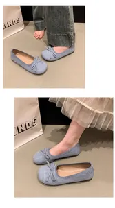 Primo piano di ballerine in denim azzurro con un dettaglio a fiocco decorativo