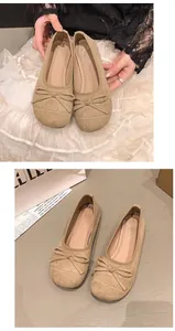 Dettaglio ravvicinato di ballerine kaki da donna con un elegante fiocco decorativo